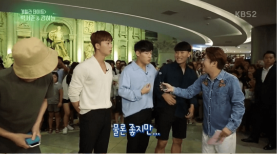 Park Seo Joon dan Kang Ha Neul Saat Menyapa Fans di Segmen 'Guerilla Date'