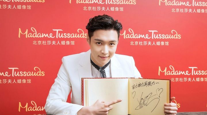 Foto: Lay EXO Pose Bareng Patung Lilinnya di Madame Tussauds Beijing, Fans Takjub Hingga Merinding 