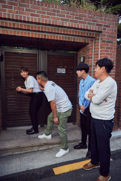 Jin dan Jungkook dengan MC 'Let's Eat Dinner Together' mencari rumah untuk menyelesaikan misi