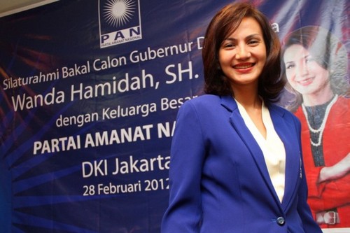 Wanda Hamidah, Tertarik dengan Politik Sejak Kecil