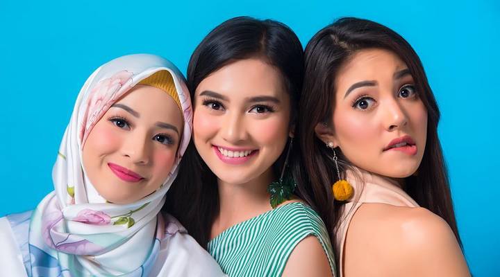 Foto: Trio Cantik Bintang Film 'Jomblo' Pemotretan Bersama, Sukses Bikin Deg-Degan!
