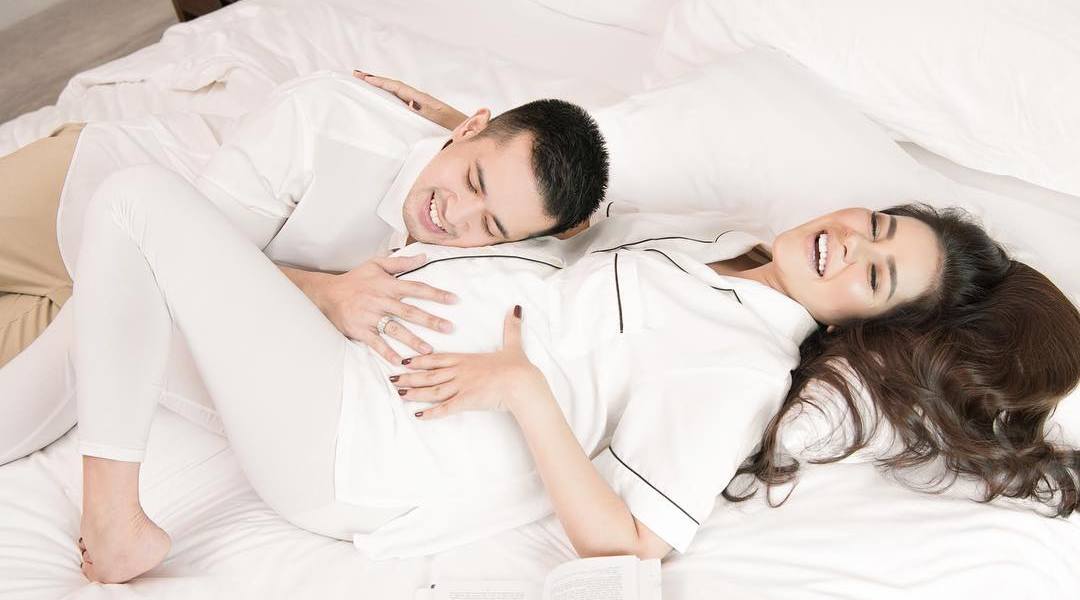 Foto: Berbaju Pink, Maternity Shoot Kedua Olla Ramlan Manis Hangat Bareng Anak