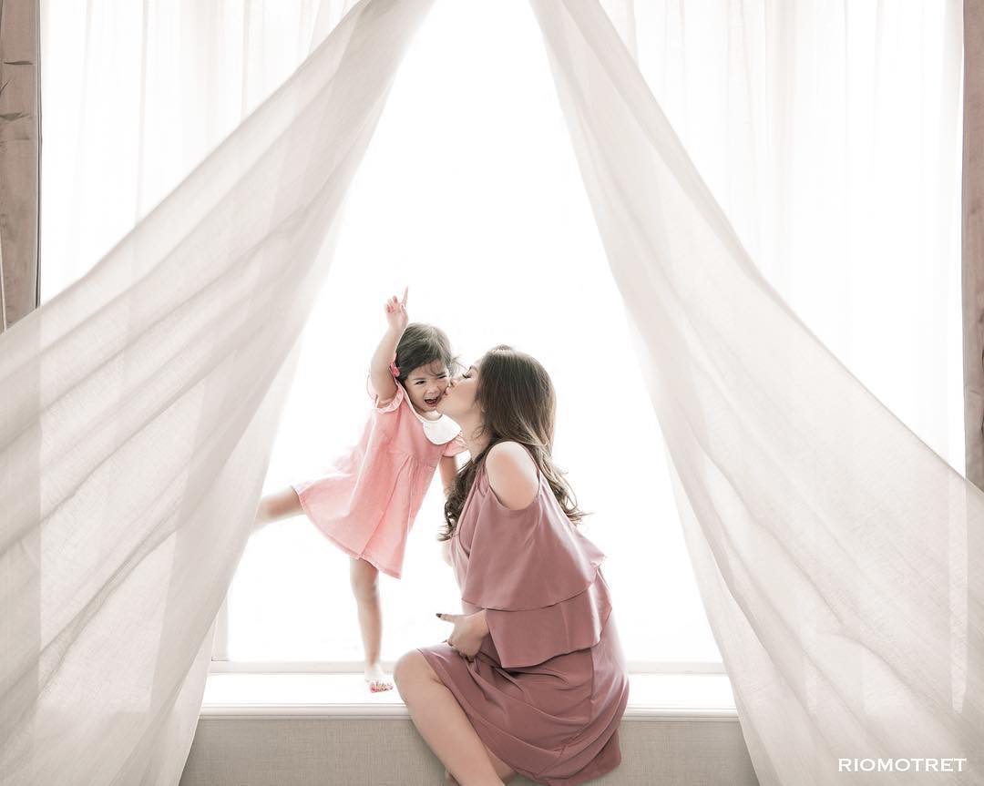 Aleena Pintar Berpose