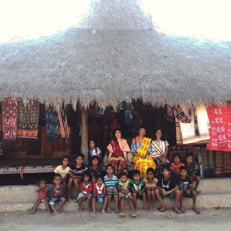 Febby Rastanty Bersama Penduduk Lokal