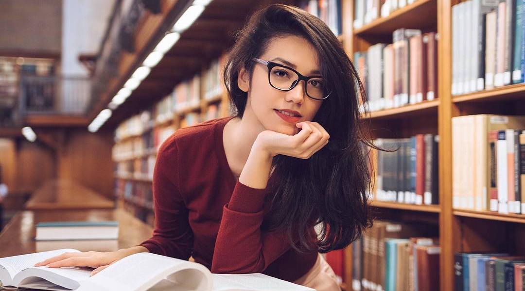 Foto: Pakai Kacamata & Bawa Buku, Velove Vexia Pukau Lelaki dengan Gaya Smart!