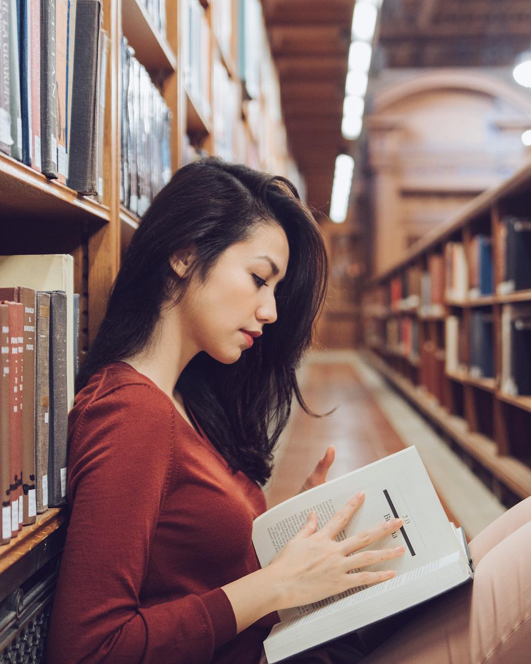 Velove Vexia Membaca di Perpustakaan