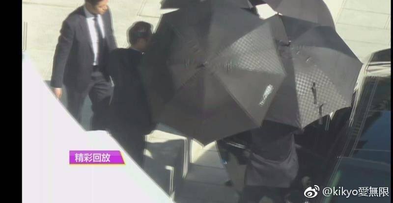 Foto yang Diduga Adalah Song Joong Ki Saat Tiba di Lokasi Acara