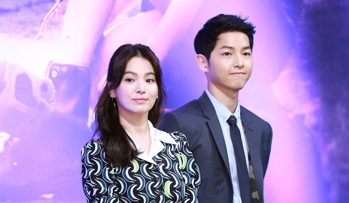 Foto: Pose Bareng Sahabat di Bandara, Wajah Song-Song Couple Dinilai Sangat Mirip? 