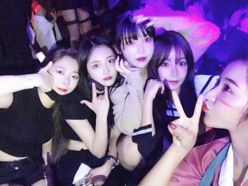 Foto Kyulkyung dan Eunwoo Pristin yang Diduga Diambil di Kelab Malam