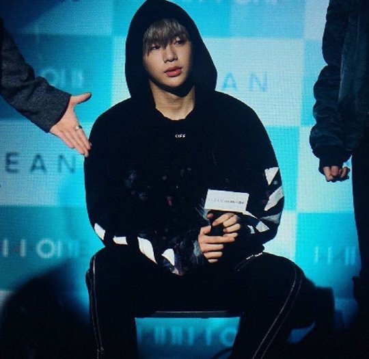 Kang Daniel Sakit di Fan Meeting Wanna One