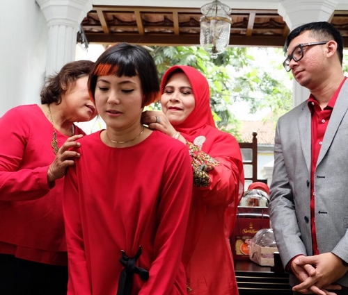 Poppy Sovia Berdandan Simpel 