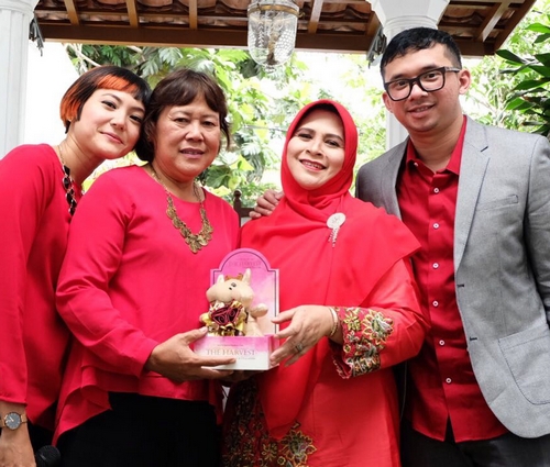 Kompak Mengusung Warna Merah