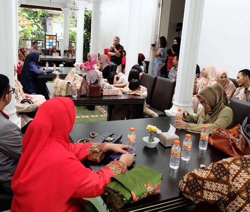 Hangatnya Suasana Lamaran Poppy Sovia