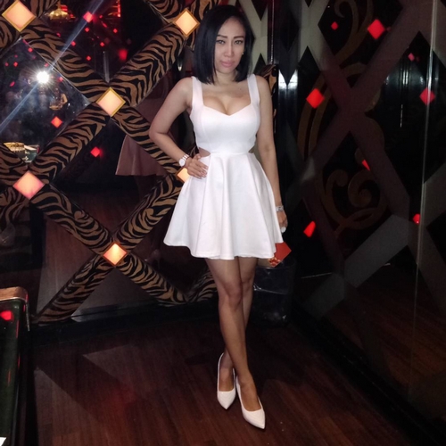 Dewi Sanca Berpakaian Seksi Bersama Sahabat