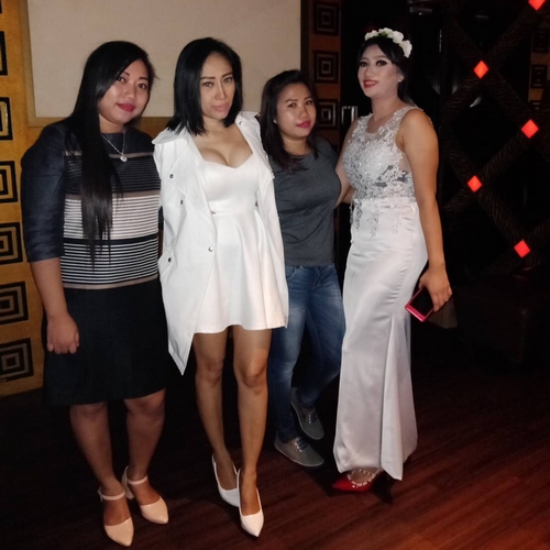 Dewi Sanca Berpakaian Seksi Bersama Sahabat-2