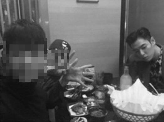 Foto T.O.P Rayakan Pergantian Tahun Bareng Teman
