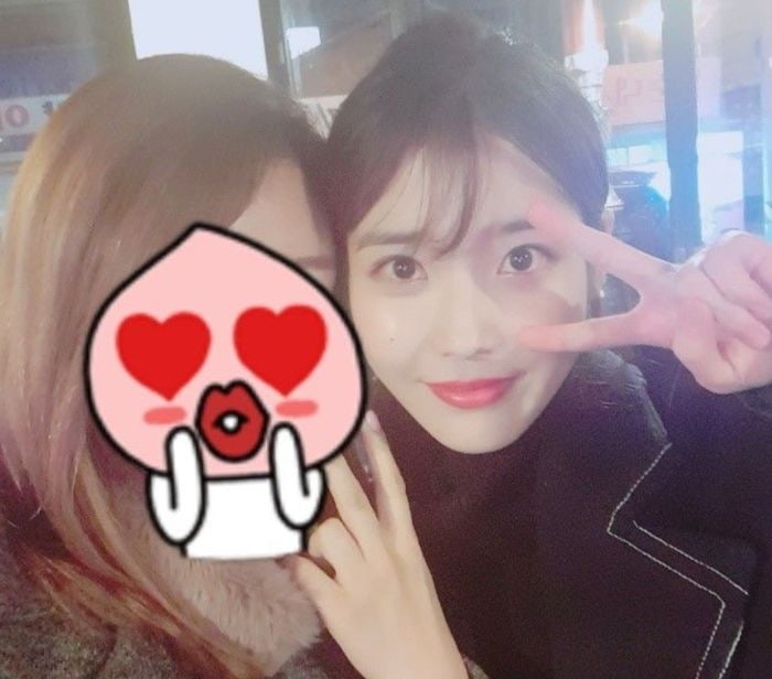 IU Berfoto Bareng Pengunjung Restoran
