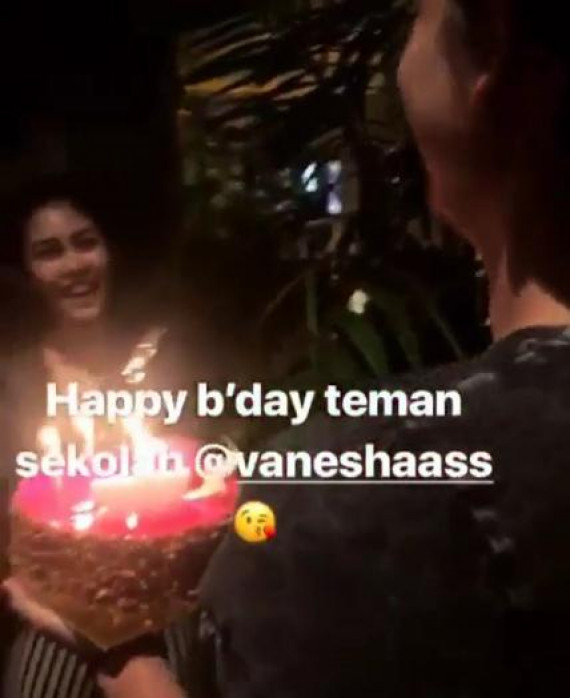 anesha Prescilla Pacaran dengan Adipati Dolken?