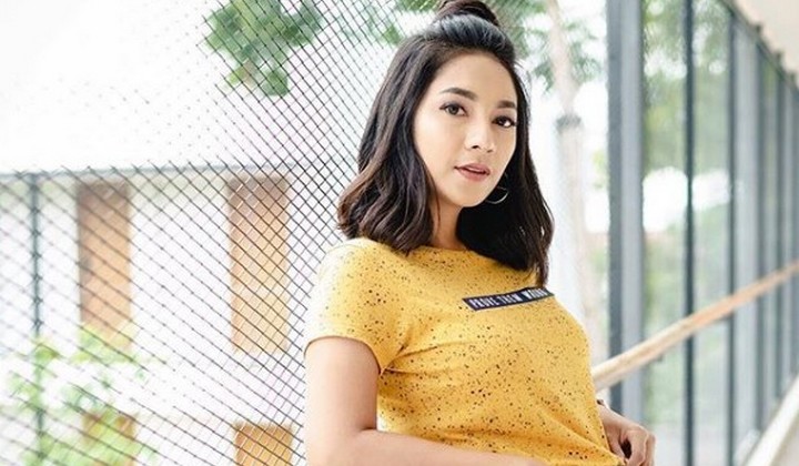 Foto: Berduaan Bareng Bule Mirip Robert Pattinson, Dinda Kirana Jadi Sorotan