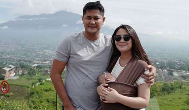 Foto: Baru Umur Dua Bulan, Putri Ryana Dea-Puadin Redi Ini Sudah Sadar Kamera