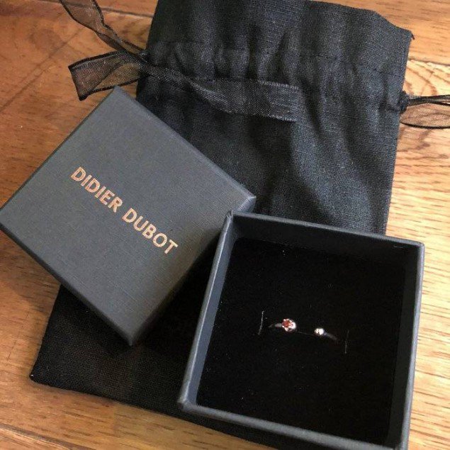 Suzy Berikan Cincin \'Didier Dubot\' Sebagai Hadiah Untuk Fans Karena Meriahkan Comeback Stagenya