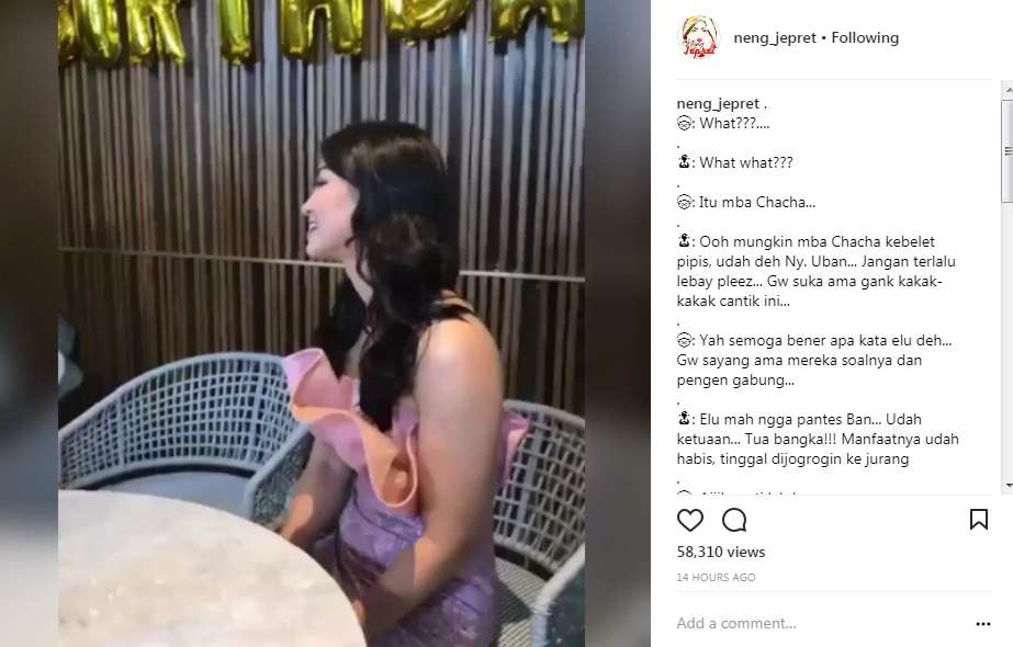 Karenina Tengah Duduk Sendiri Saat Anggota Geng Girls Squad Foto Bersama