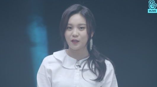Penampilan Umji di V Live Terbaru