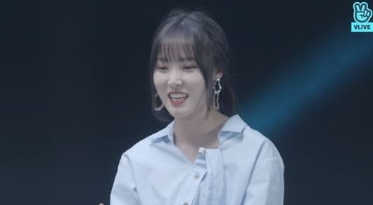 Penampilan Yuju di V Live Terbaru