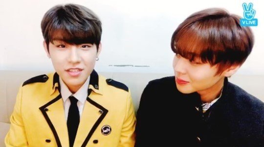 Park Woo Jin dan Park Ji Hoon Sapa Fans Lewat V Live