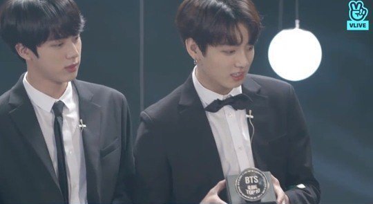 Penampilan Jin dan Jungkook BTS di Siaran V Live Terbaru