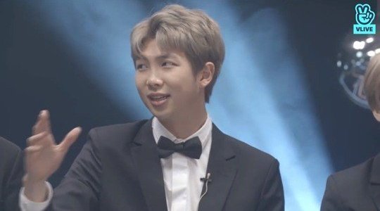 Gantengnya RM di Siaran V Live Terbaru