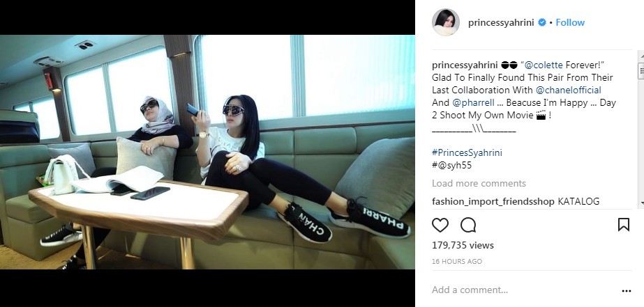 Sepatu Milik Syahrini Jadi Sorotan