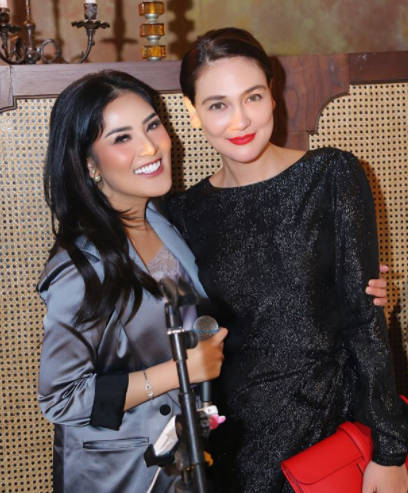  Luna Maya Datang Berikan Selamat