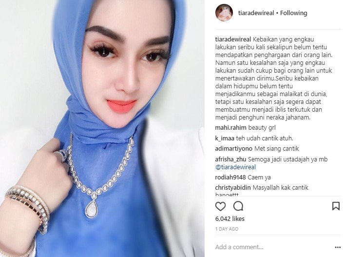 Tiara Dewi Pamer Perhiasan