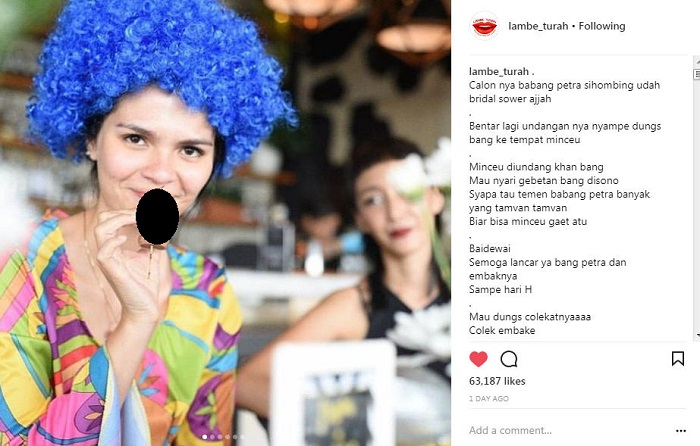 Firrina Sinatrya Memegang Cokelat berbentuk Alat Vital Pria Saat Bridal Shower