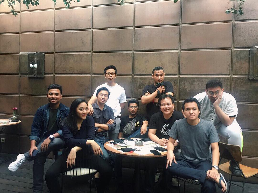 Menggelar Rapat Bersama Tim