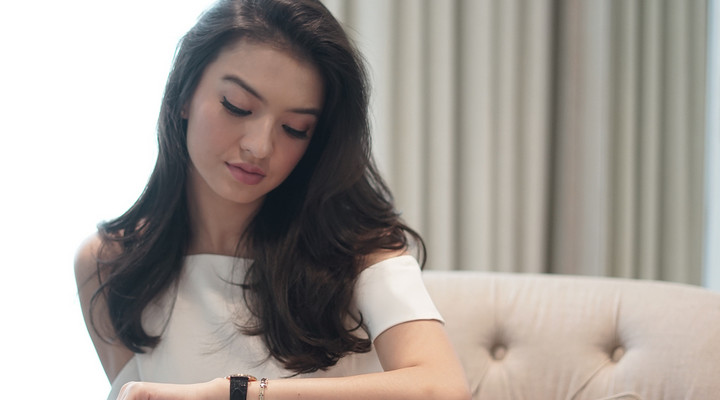 Foto: Unggah Video Promosi Pakai Baju Ini, Netter Salfok 'Belahan Dada' Raline Shah