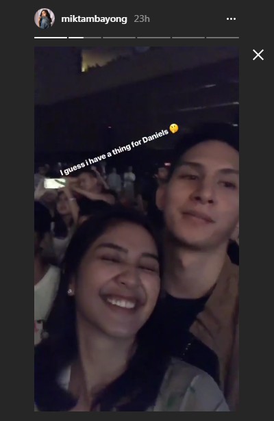 Mikha Tambayong Sandarkan Kepala Pada Kekasih