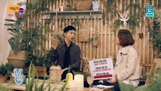 Lee Seung Gi Lakukan Wawancara Via V Live