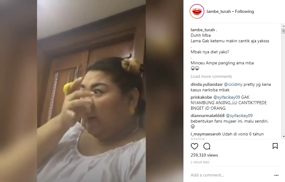 Pretty Asmara Seakan Usap Air Mata Saat di Ruang Sidang