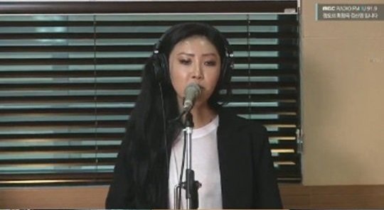 Penampilan Hwasa Mamamoo Saat Tampil di Acara Radio