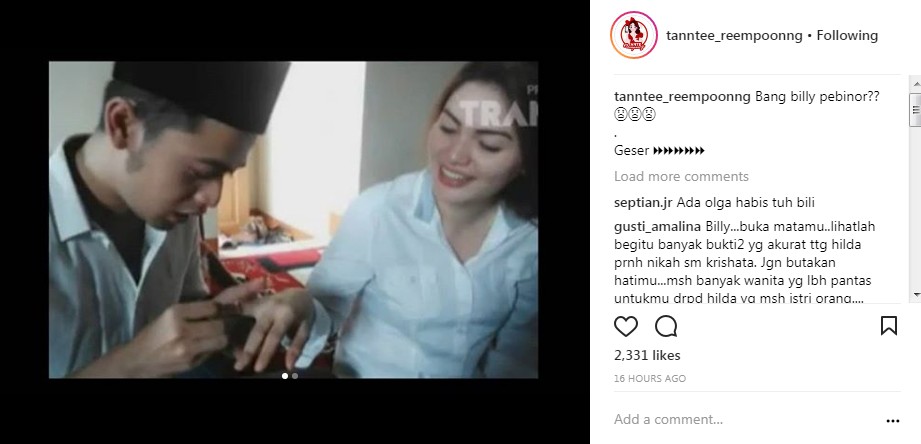 Kriss Hatta Pasangkan Cincin di Jari Hilda Vitria