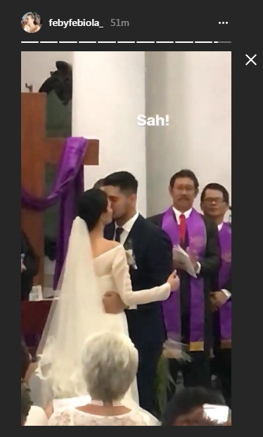 Petra Sihombing-Firrina Sinatrya Lakukan Ciuman Pengantin