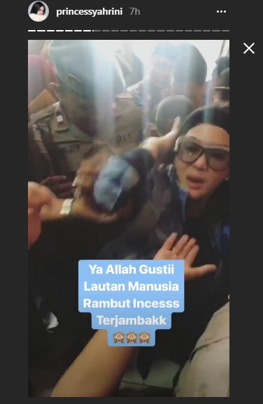 Rambut Syahrini Terjambak Saat Keluar dari Ruang Persiadangan dan Menuju Lokasi Prescon