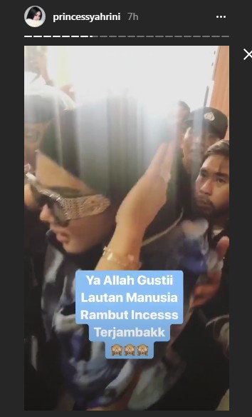 Syahrini Tampak Mengaduh Saat Rambutnya Terjambak