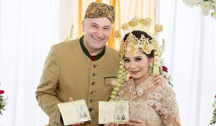 Foto: Kerap Dihujat Netter Karena Beda 21 Tahun dengan Suami, Baby Margaretha Malah Bersyukur
