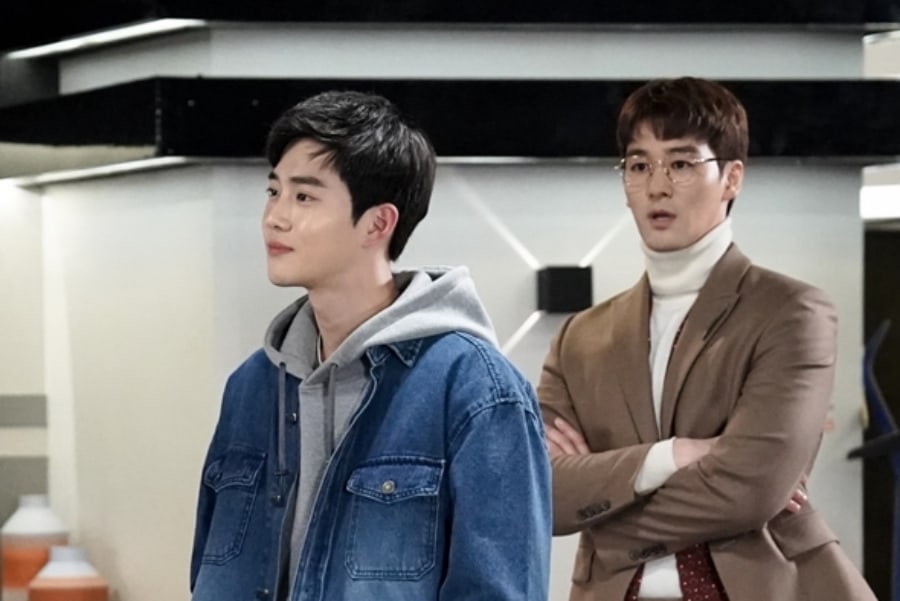 Penampilan Santai Suho sebagao CEO