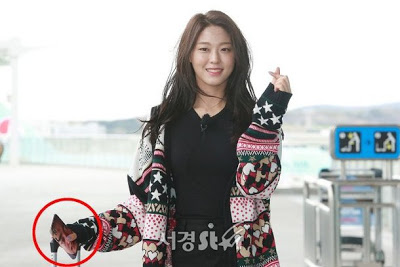 Seolhyun ikuti trend pelindung ponsel