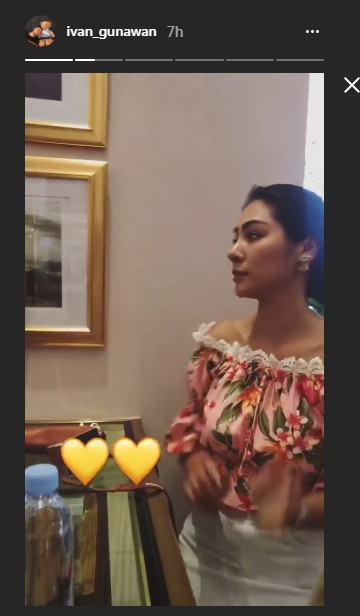 Faye Malisorn Tampak Mencoba Salah Satu Perhiasan