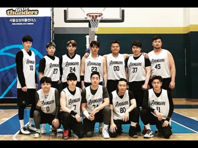 Park Jin Young Pose Bareng Tim Basket Selebritinya